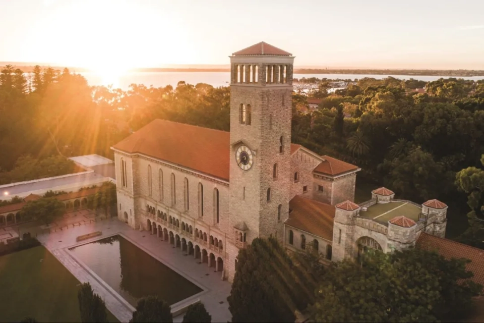 西澳大学