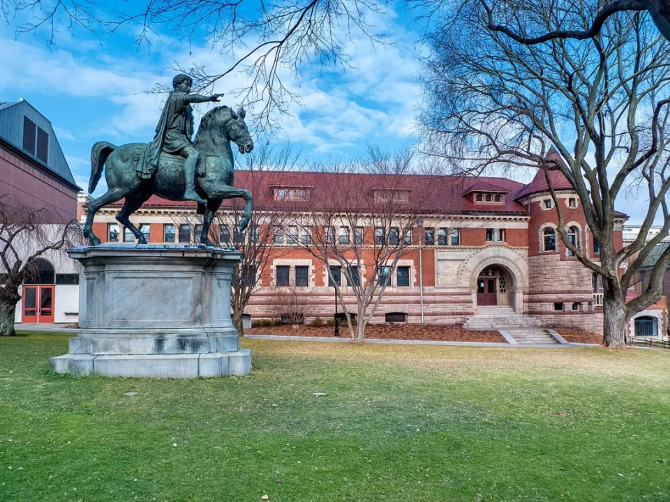 布朗大学